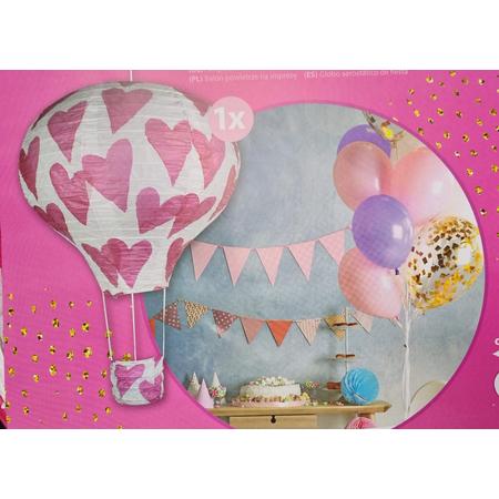 Helemaal leuk deze luchtballon / airballon van papier om op te hangen roze met hartjes ca 50 cm hoog en 37 cm breed
