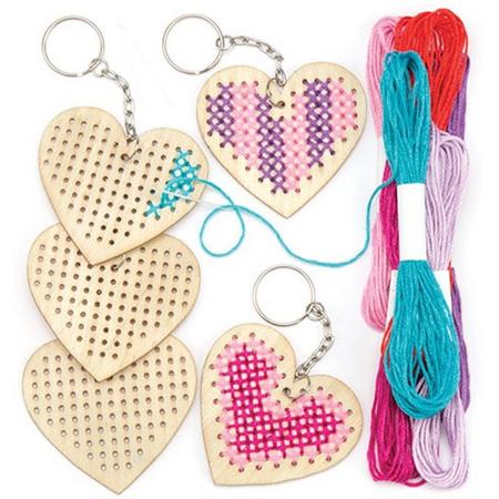 Sets met sleutelhangers met borduurbare houten hartjes die kinderen kunnen maken en versieren voor Valentijnsdag en Moederdag (5 stuks per verpakking)