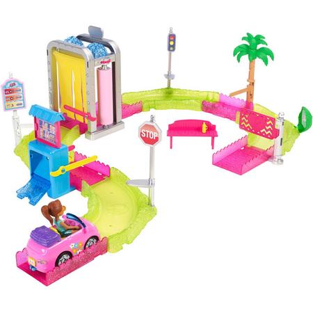 Barbie On The Go Mini Voertuig Autowasserette Baanset - Speelfigurenset