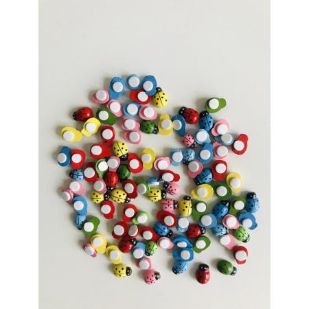 Kleine houten lieveheersbeestjes met plakkertje – mix met rood, groen, blauw, roze en geel - afmeting: 1,2 centimeter x 9 millimeter - zakje met 100 stuks