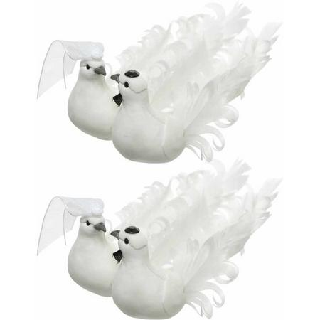 2x Witte duiven vogels trouwpaar decoratie 16 cm op clip - Bruiloft/huwelijk/trouwerij versieringen - Bruidstaart figuurtje
