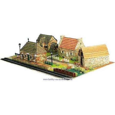 Diorama van een dorpje met 2 huizen, een hooischuur en een station