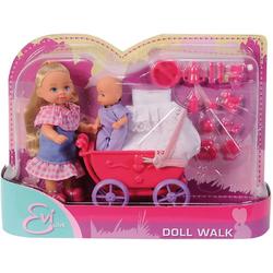Evi LOVE Doll Walk. Evi gaat met haar pop wandelen.