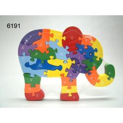 Houten olifant met cijfers en letters