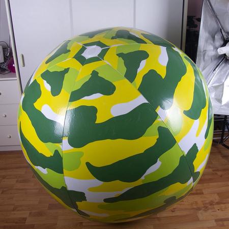 Grote opblaasbare Strandbal 1.4 meter opgeblazen Camoflage kleuren Groen/Geel/Wit