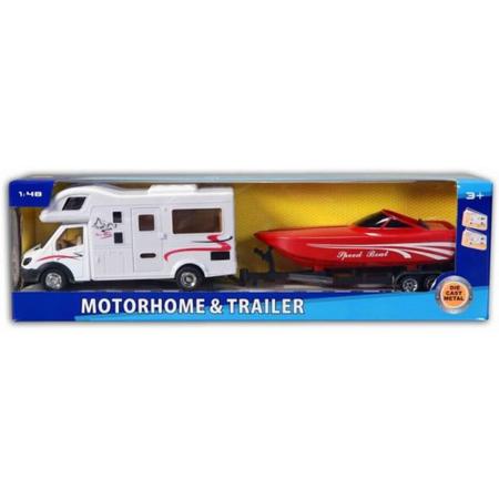 Camper met speedboot op een trailer