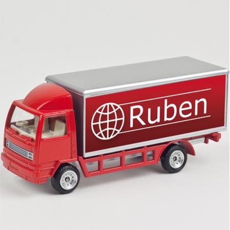 Rode model vrachtwagen met naam