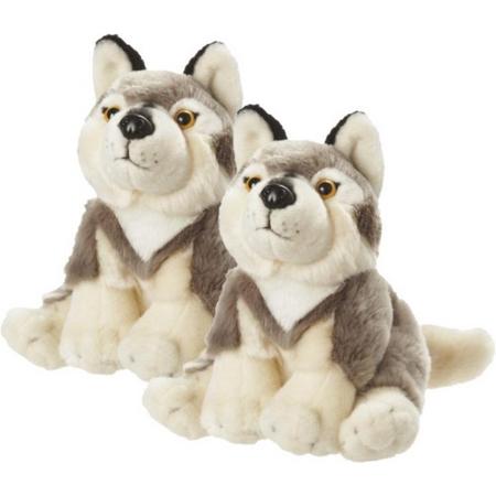 2x stuks pluche zittende knuffel wolf 18 cm grijs - wolven speelgoed knuffels
