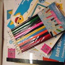 set 3 baby Shark scratch/ 12 kleurpotloden/ water kleurboek met waterpen/ kleurboek met stickers/ magisch krasblok