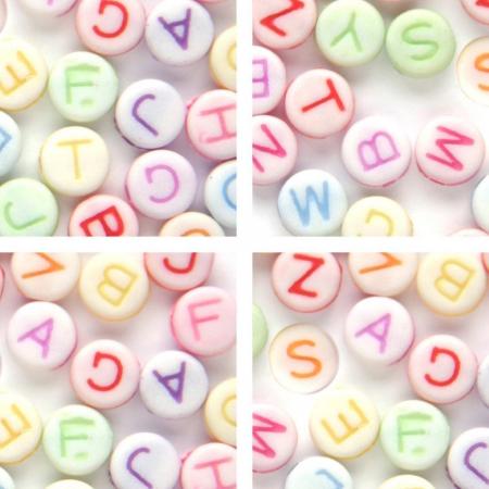 Letterkralen set – Alfabetkralen – Unieke mix 500 stuks – Pastelkleuren – 7mm kraal – Zelf sieraden maken voor kinderen en volwassenen – Wit/Goud – DIY