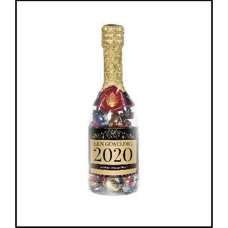 Oud en Nieuw - 2020 - Champagnefles met de tekst Een geweldig 2020 Geniet ervan! - Gevuld met dropmix - In cadeauverpakking met goud en zwart lint