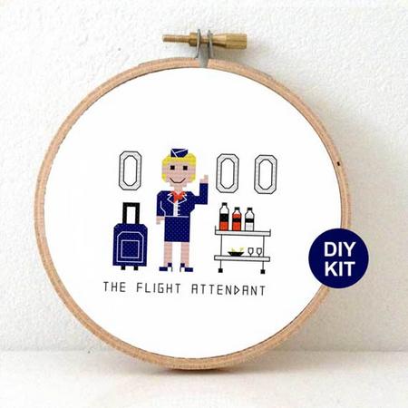 Stewardess borduurpakket - kado voor vrouwlijke stewardess borduren - modern borduurpakket voor beginners inclusief borduurring, borduurstof en borduurgaren