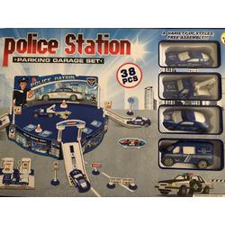 Politie station met 4 autotjes en tank station verkeersborden afzetpaaltjes