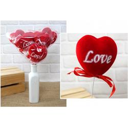 Love piepschuim valentijnshart op een compl