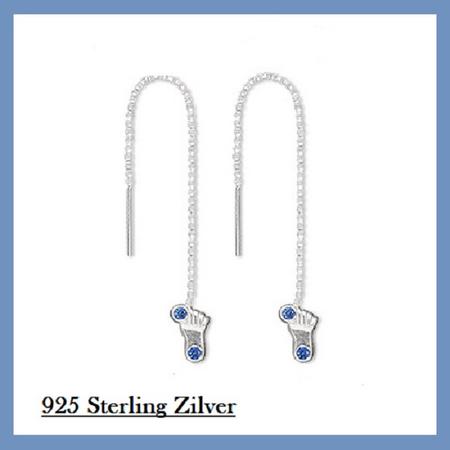 Sterling zilveren oorbellen, kindervoetjes met blauwe kristallen. Per paar
