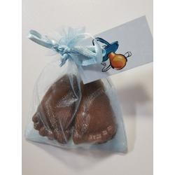 25 paar blauwe chocolade babyvoetjes met muisjes in organza zakje voor babyshower of geboorte