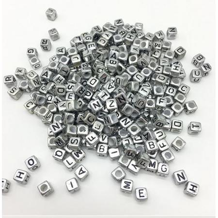 100 stuks alfabet kralen zilverkleur vierkant 6x6 mm