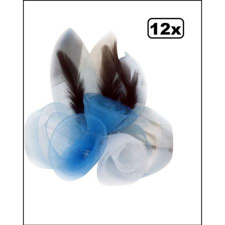 12x Broche tule 3 bloemen met veertjes blauw/wit/blauw