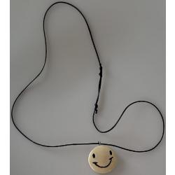Keep smiling! Een verstelbare veterketting met een grappige en blije hanger van speksteen. De hanger is niet zwaar. Ook leuk om cadeau te geven.