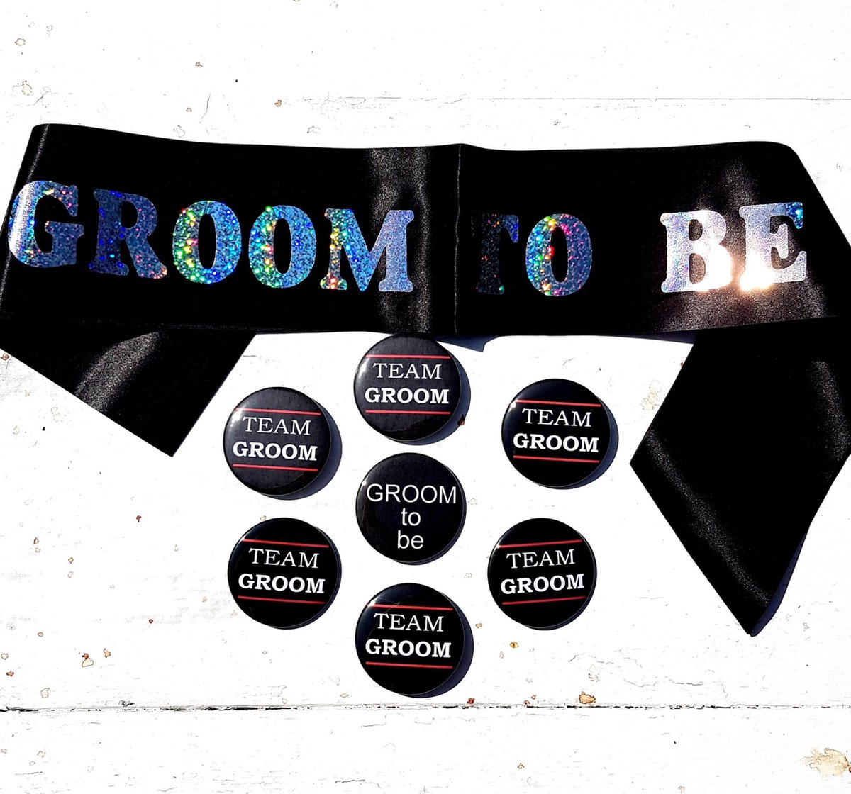 8-delige Set met 1 sjerp en 1 button Groom to Be zwart en 6 buttons Team Groom - bruidegom - groom to be - vrijgezellenfeest - sjerp