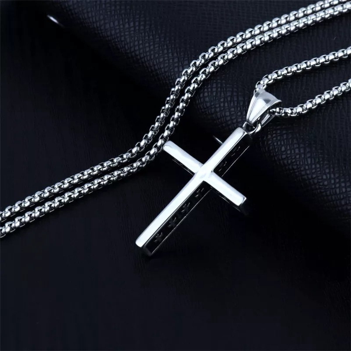 Lange heren ketting Cross zilverkleurig met allemaal kleine kruisjes aan de zijkant van de bedel - herenketting - mannenketting - kruis