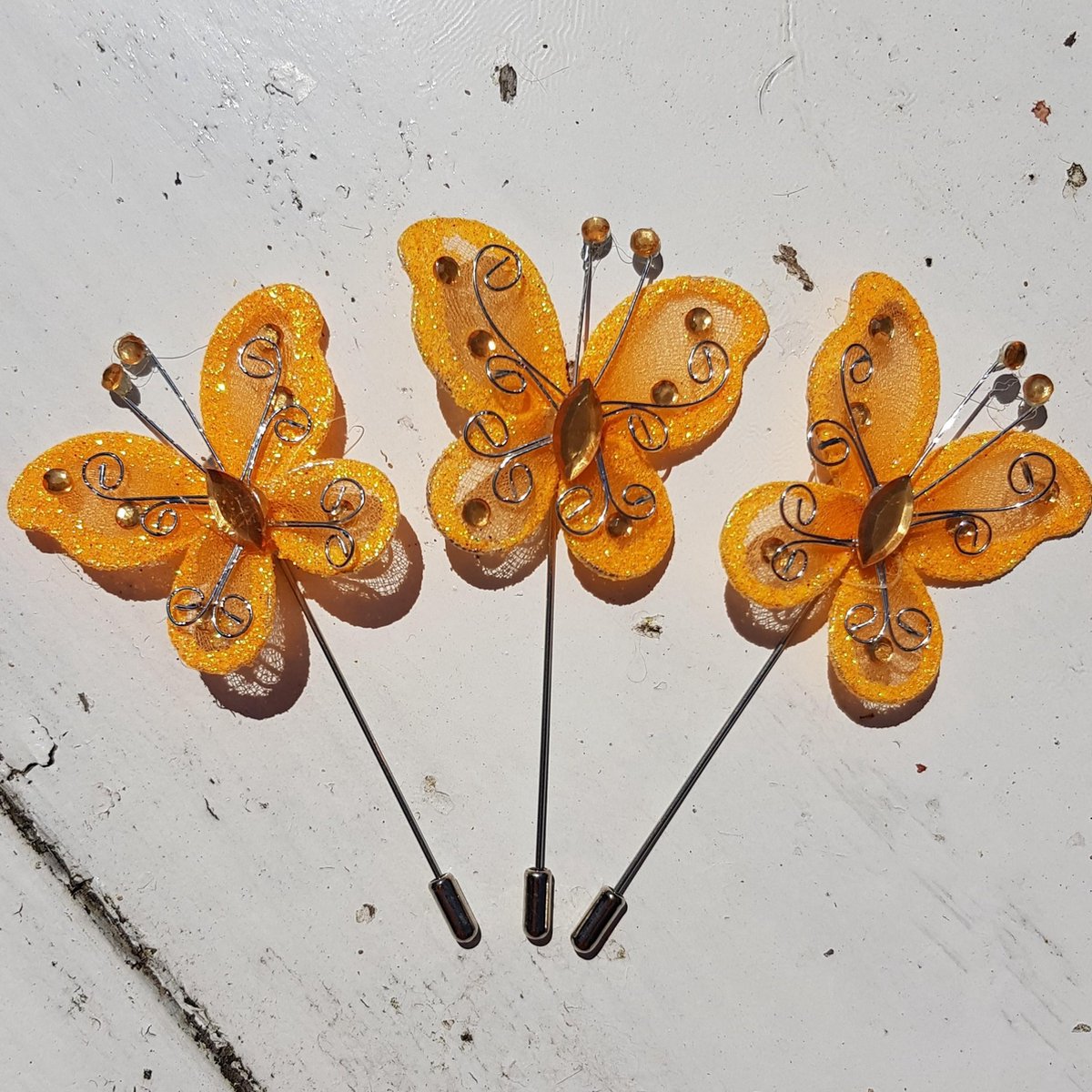 Oranje corsage vlinder in diverse kleuren op luxe verzilverde speld met afsluitdopje oranje - EK - voetbal - vlinder