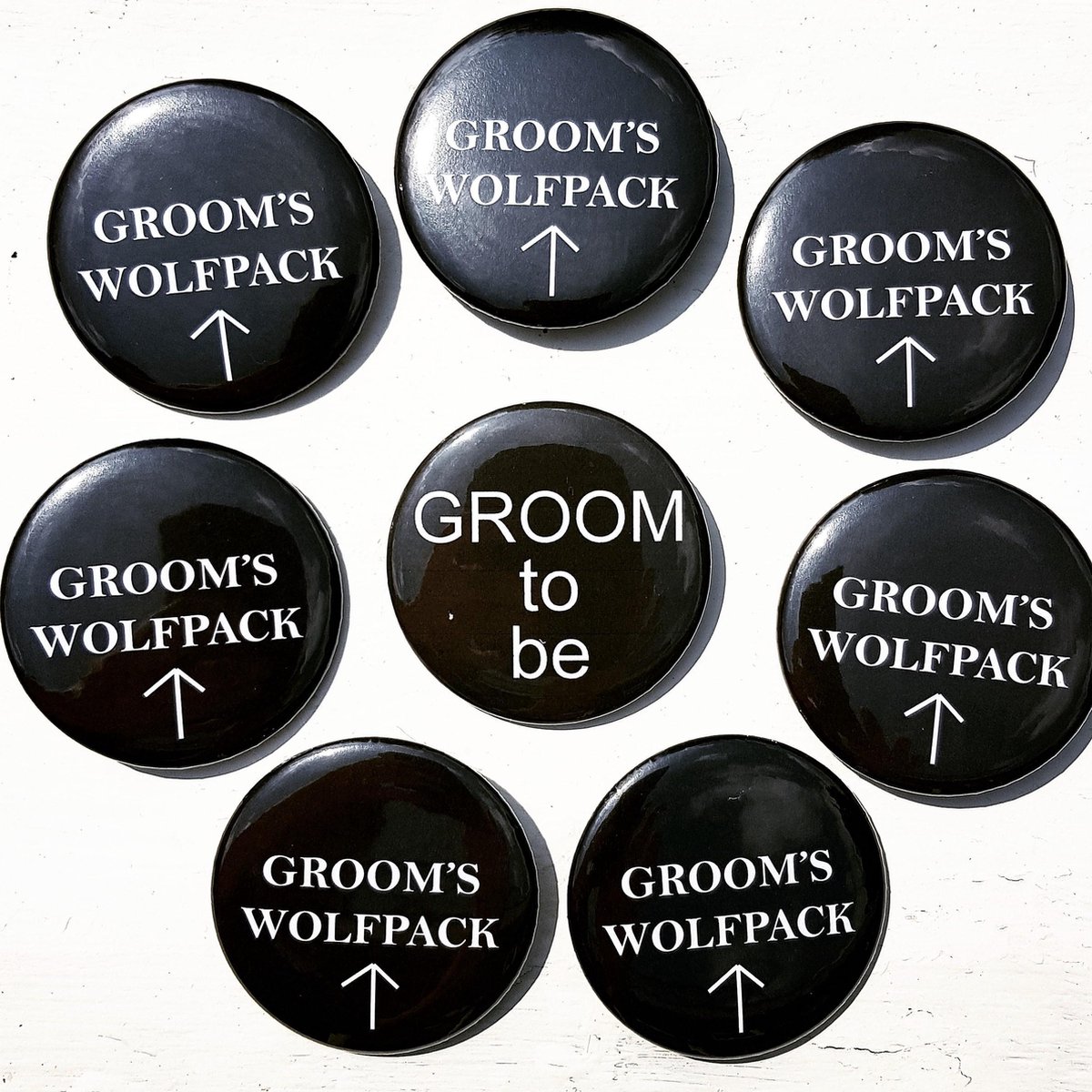 Set met 7 Buttons Grooms Wolfpack en 1x Groom to Be zwart - vrijgezellenfeest - groom to be - button - trouwen