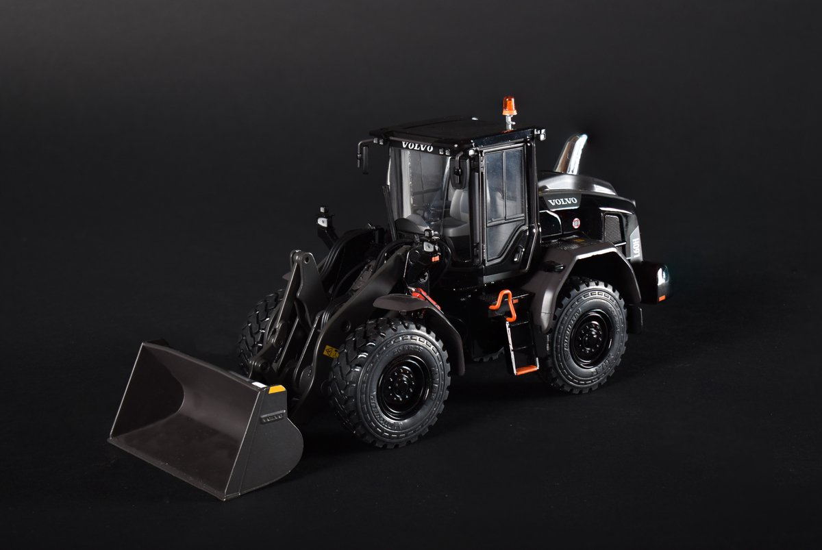 AT Collections Volvo L60H Wiellader limited Black edition (1 van 999 stuks) 1:32