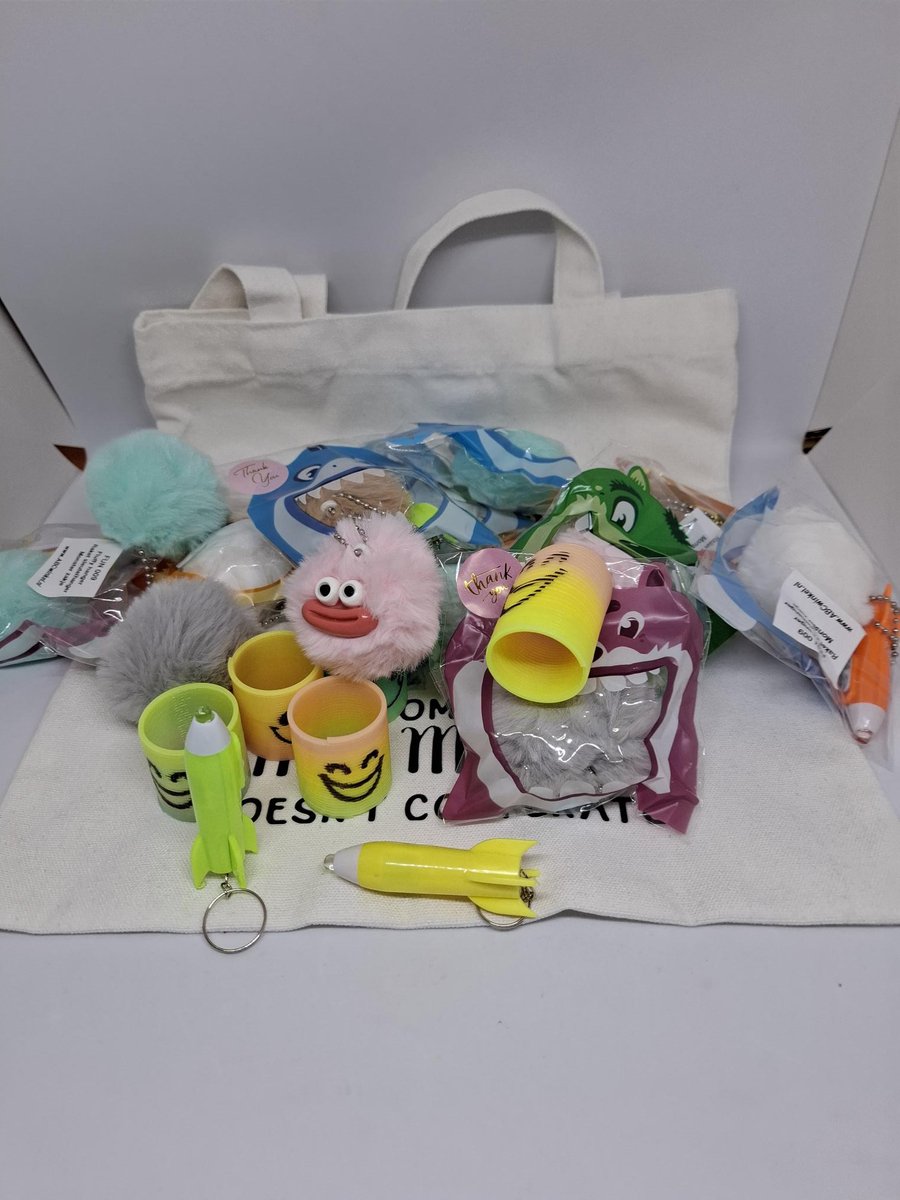 Uitdeel cadeau Tas nr: 5 met 20 zakjes (60 producten) Op=Op Fuffie sleutelhanger - zaklampje - smile