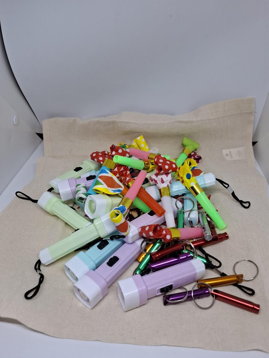 Uitdeel cadeau Tas nr: 8 met zaklampjes, fluitjes en toeters Op=Op