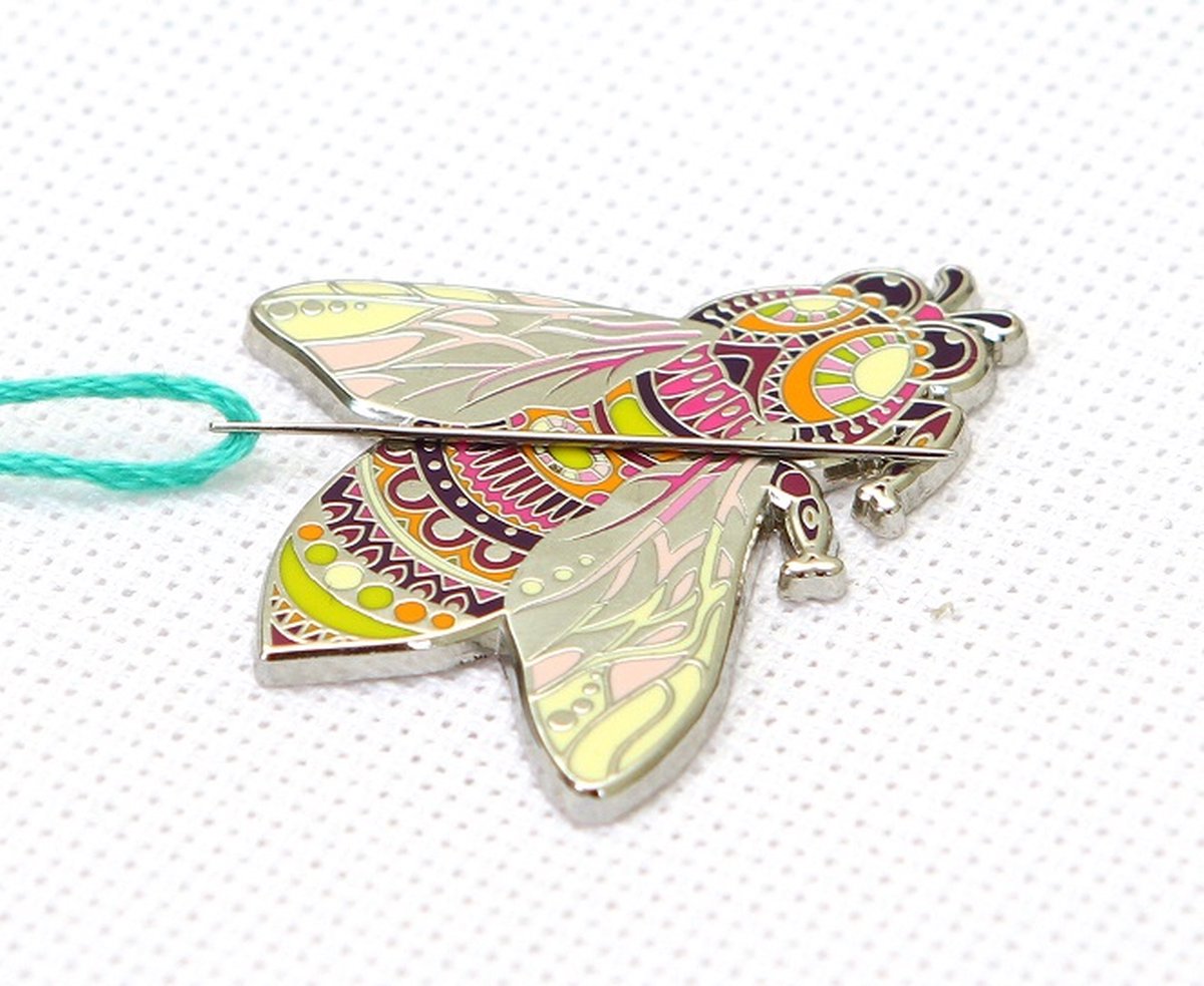 Naaldmagneet - Needleminder Mandala - APS - Bee - Bij - magneet om je borduurnaald op te laten rusten