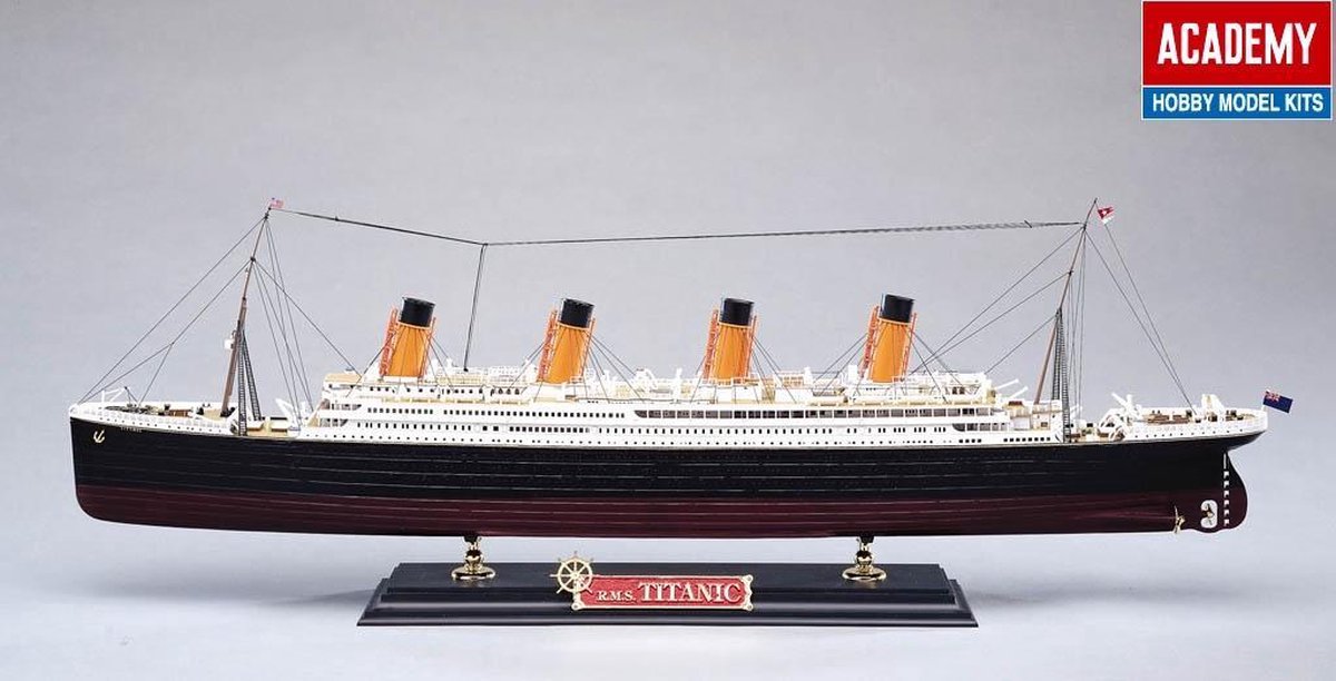 Academy Titanis White star