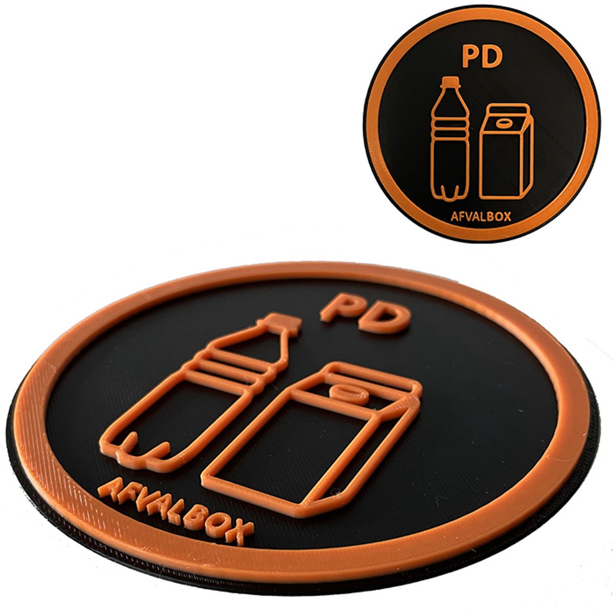 Afvalsticker PD – 3D Opdruk – Bio Kunststof Bordje – Met tape – Ø12 cm – 3 mm Dik