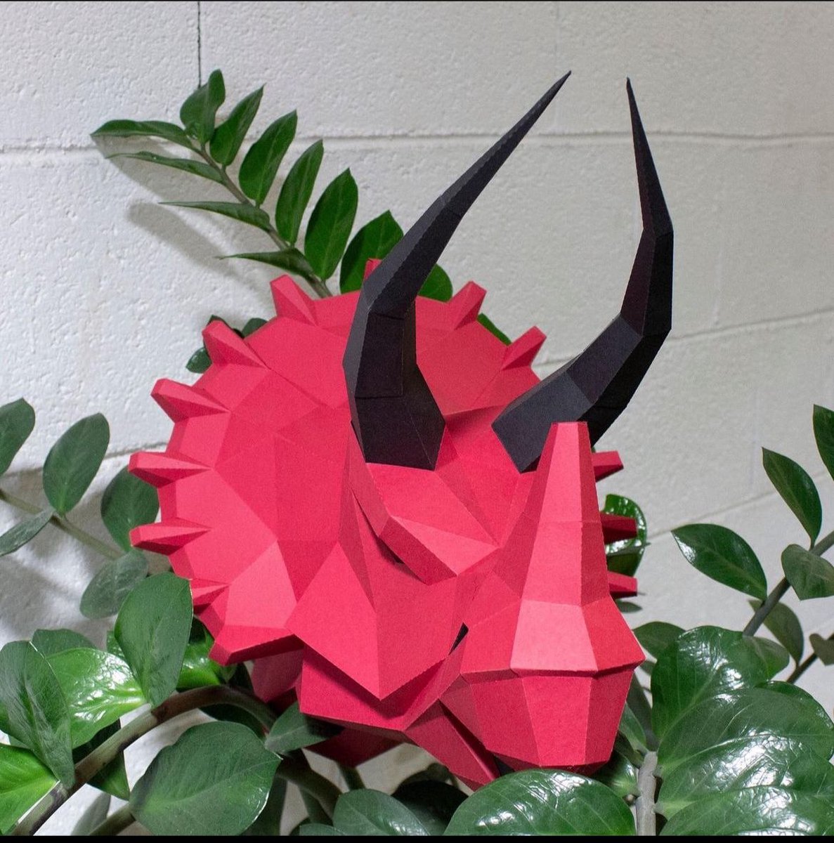 Dinosaurus wandtrofee - Rood/zwart- Triceratops - 3D papieren origami model - doe-het-zelf - Knutselwerkjes - Kinder- en babykamerdecoratie - Muurdecoratie