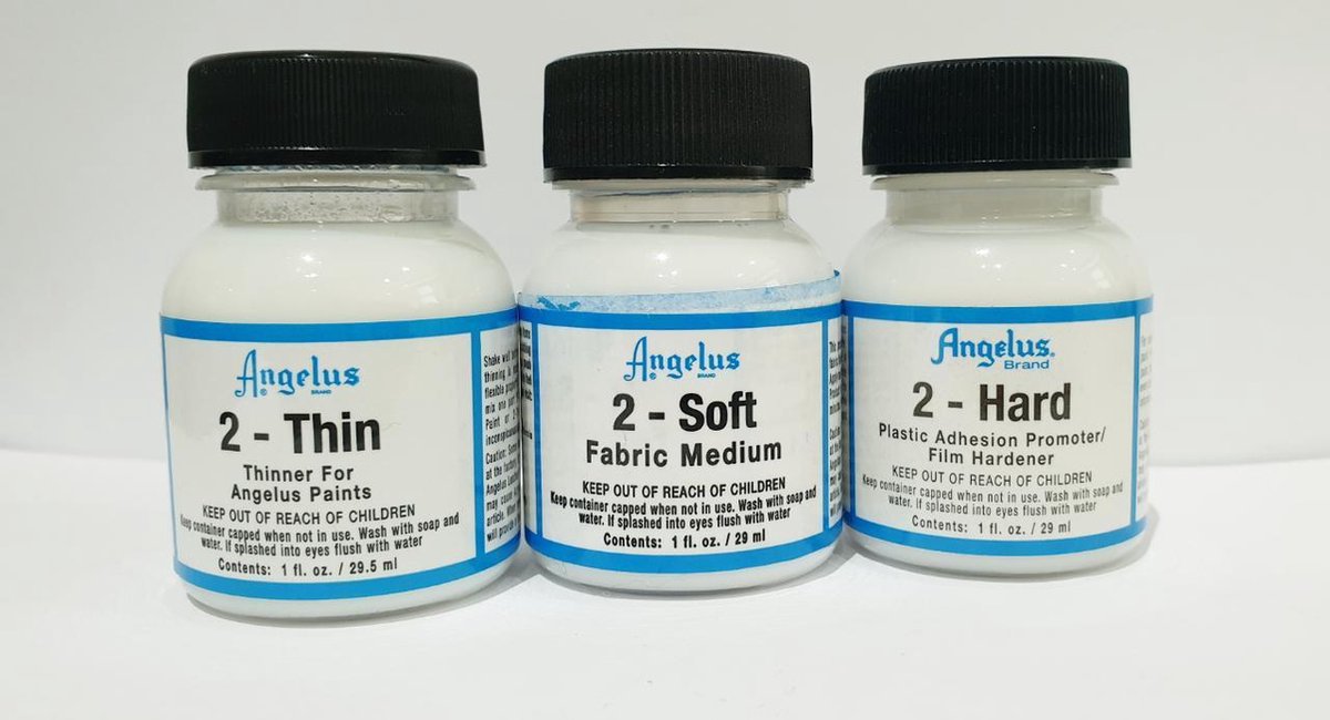   Leerverf  2-Soft  (fabric medium)  2- Thin (thinner angelus paint)  2-Hard  29ML 3 stuks C&P