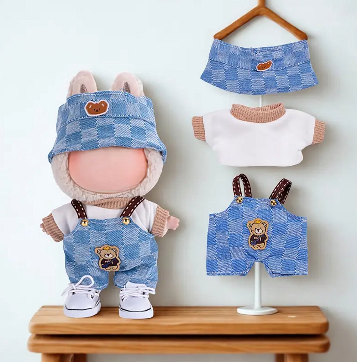 Labubu Outfit – Blauw Geruit met Beertjesdetail Kleding Geschikt voor Labubu Pop 17 cm Complete Outfit met Accessoires