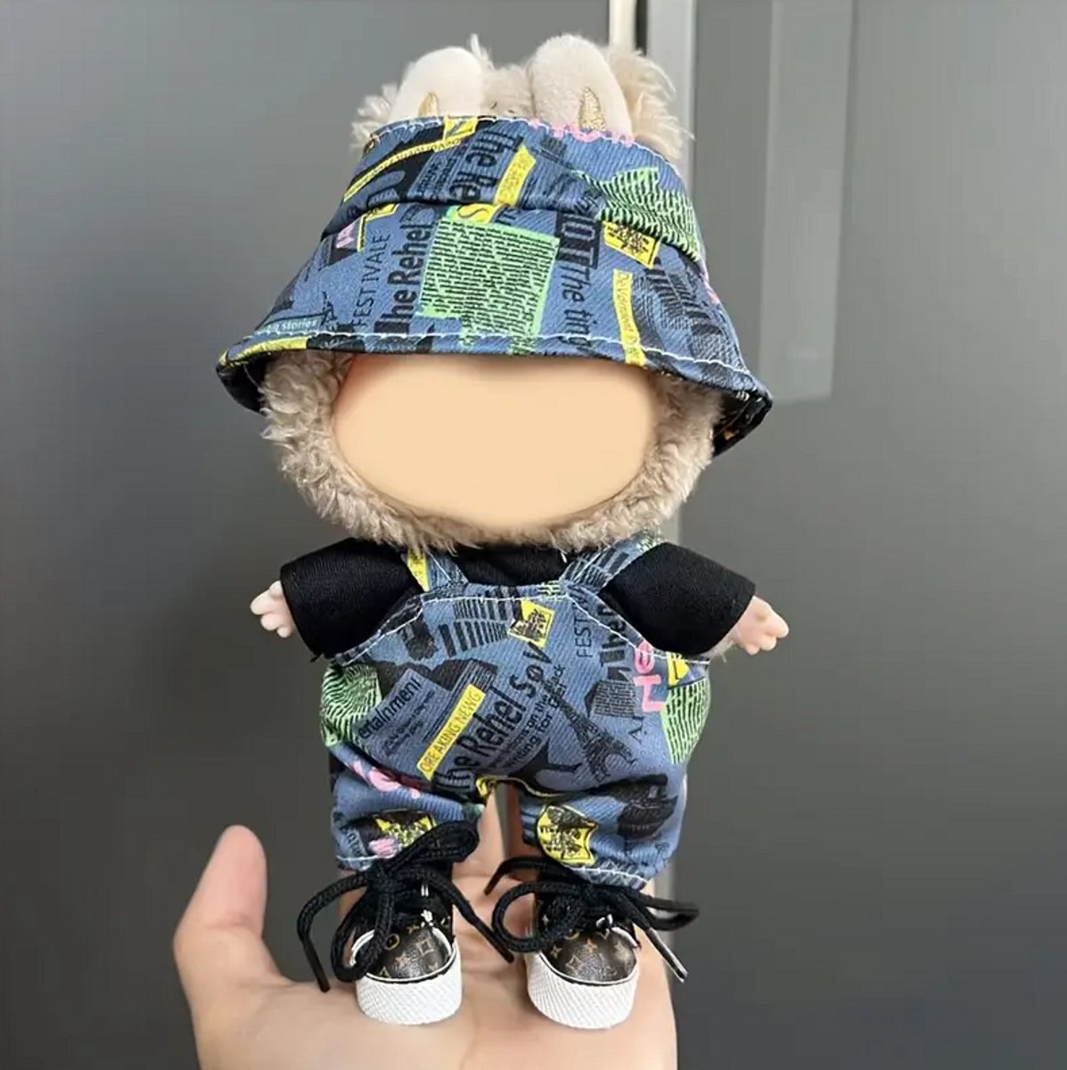 Labubu Outfit – Labubu Poppenoutfit – 17 cm – Blauwe Bucket Hat & Grafische Overall – Streetwear Stijl Geschikt voor Labubu Pop 17 cm Complete Outfit