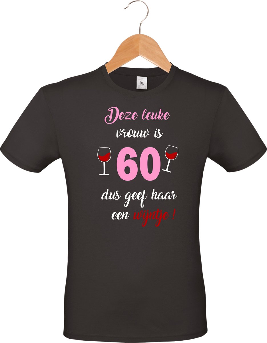 mijncadeautje - T-shirt unisex - zwart - verjaardag - feestje - cadeautje - Deze leuke vrouw is 60, dus geef haar een wijntje - maat XL