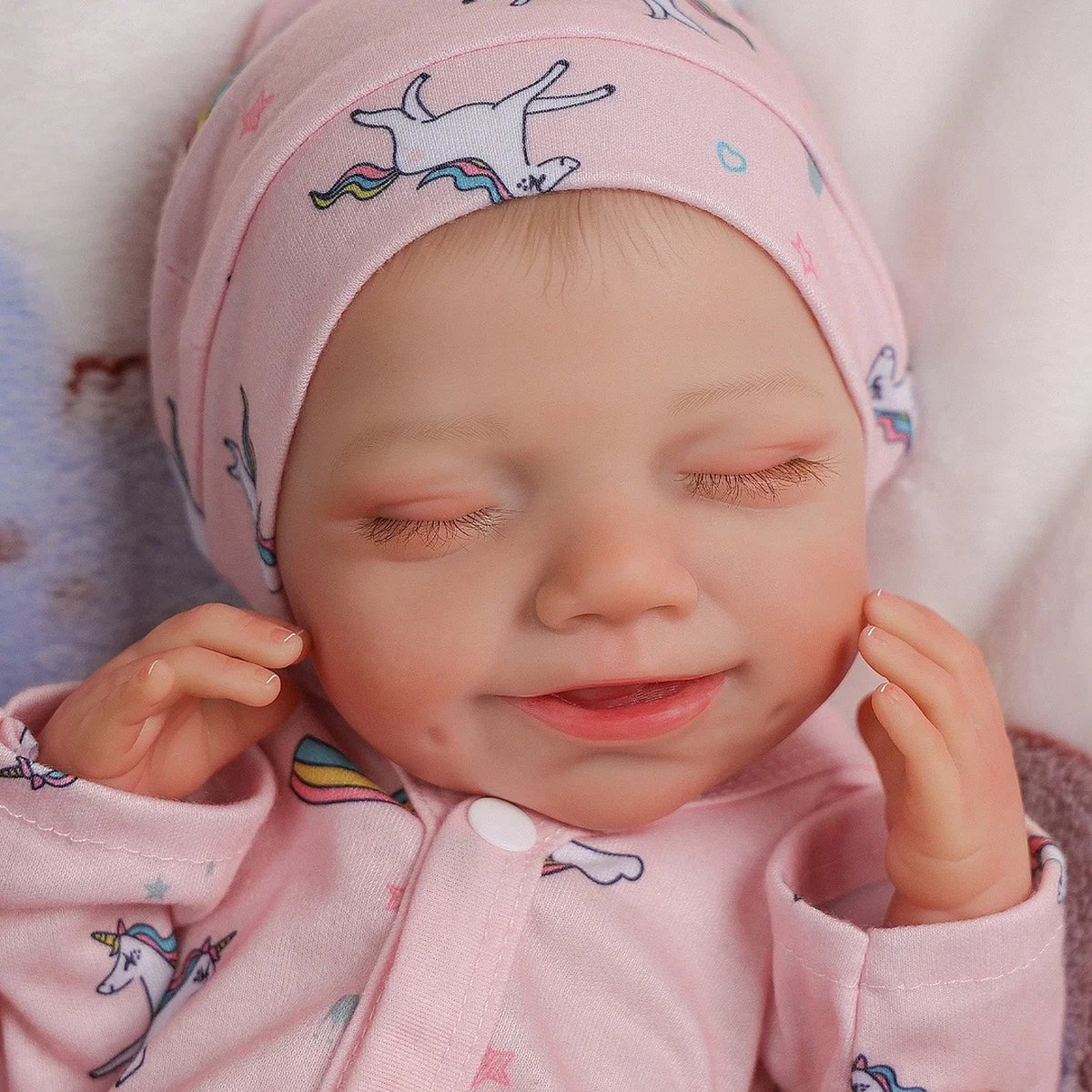 Babeside Reborn Baby Pop - Olivia - 50 cm - Soft vinyl - Lachend meisje - Onesie, mutsje, luier, fles, speen, rammelaar - In geschenkdoos