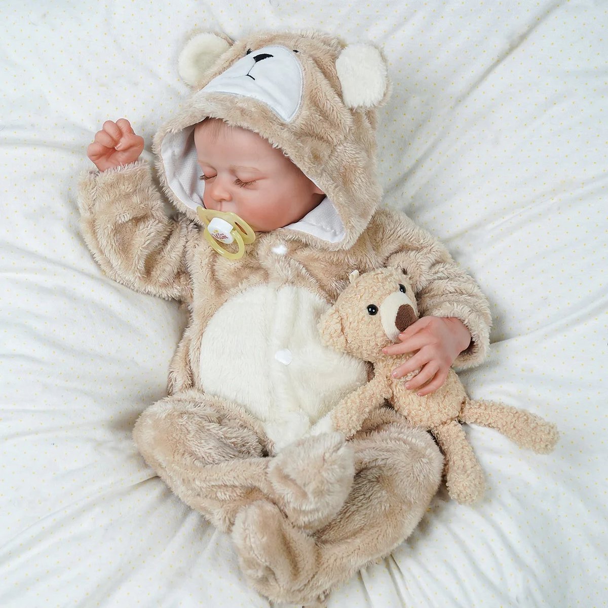 Reborn Baby Pop Nathan - 50 cm - Full body vinyl - Bruine Beer Outfit - Onesie, luier, fles, speen, rammelaar - In geschenkdoos