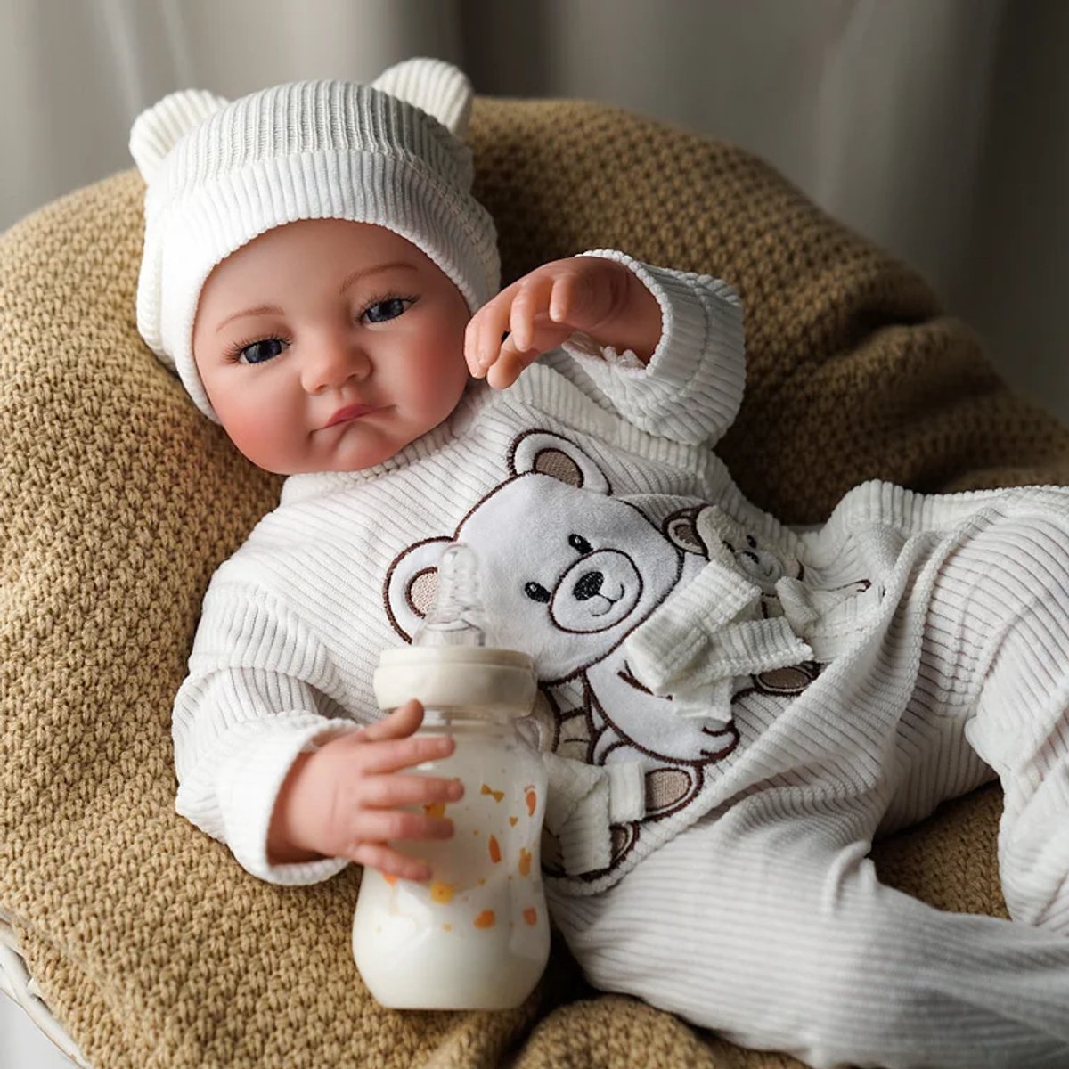 Reborn baby pop Jesse - 50 cm - Soft vinyl - Blauwe ogen - Beer outfit - Romper, muts, fles, speen - In geschenkdoos