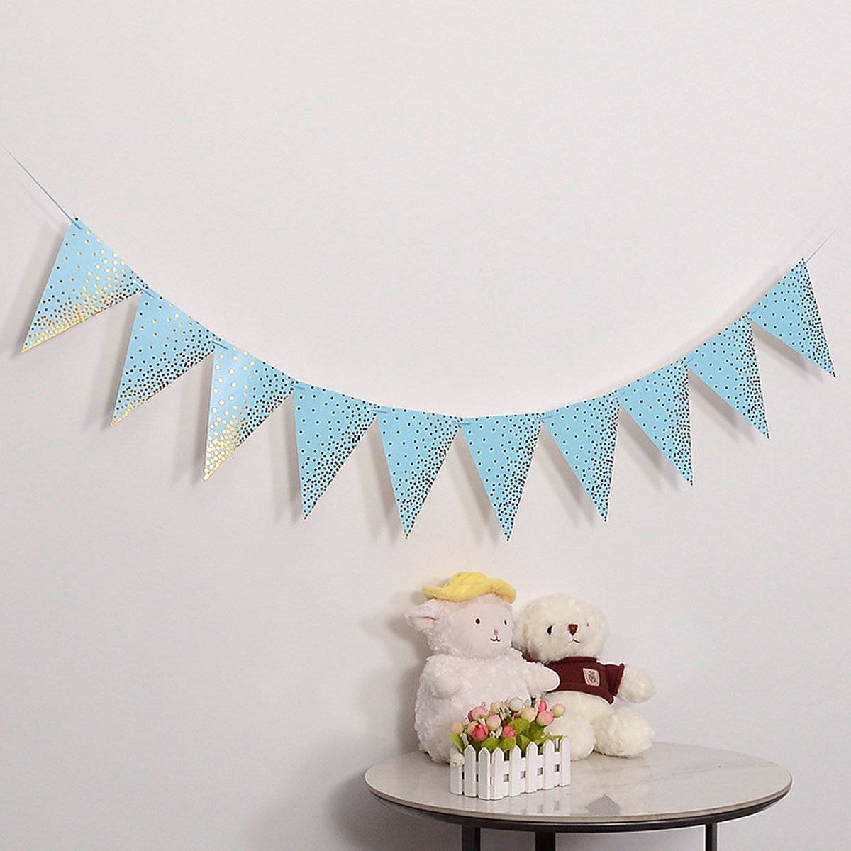 Blauwe vlaggenlijn - vlaggetjes - slinger met gouden stippen - geboorte - babyshower - feestdecoratie