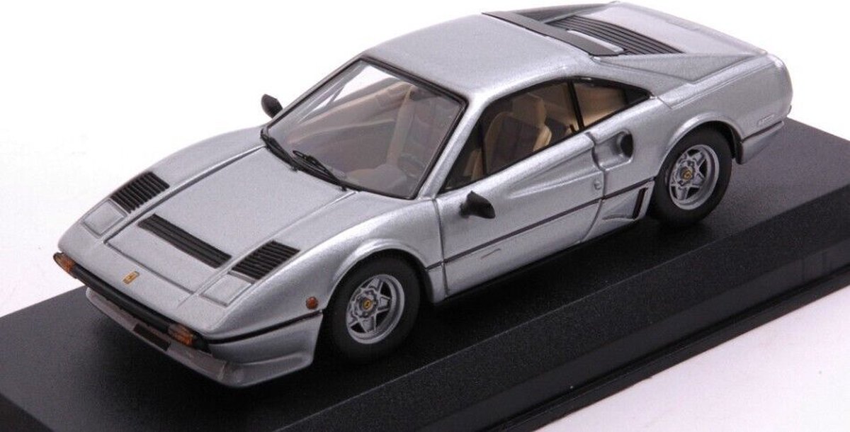 De 1:43 Diecast Modelauto van de Ferrari 208 GTB Turbo van de Salone Automobile Torino van 1982 in zilver. De fabrikant van het schaalmodel is Best Models. Dit model is alleen online verkrijgbaar