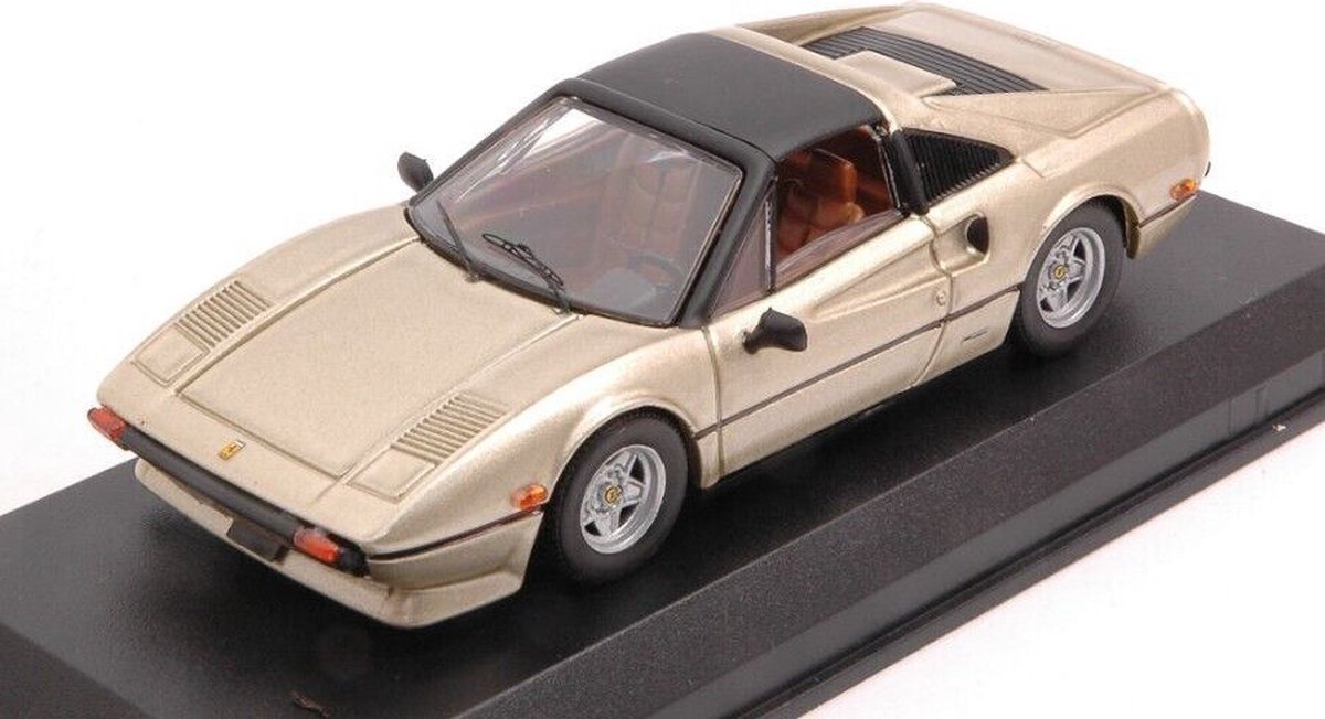 De 1:43 Diecast Modelauto van de Ferrari 308 GTS Spider, persoonlijke auto van James Coburn uit 1978 in goud. De fabrikant van het schaalmodel is Best Models. Dit model is alleen online verkrijgbaar