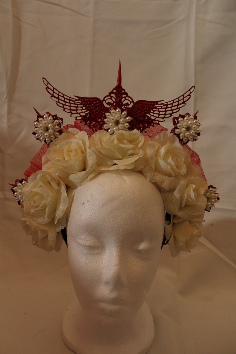 Rode spikes met ivoren rozen