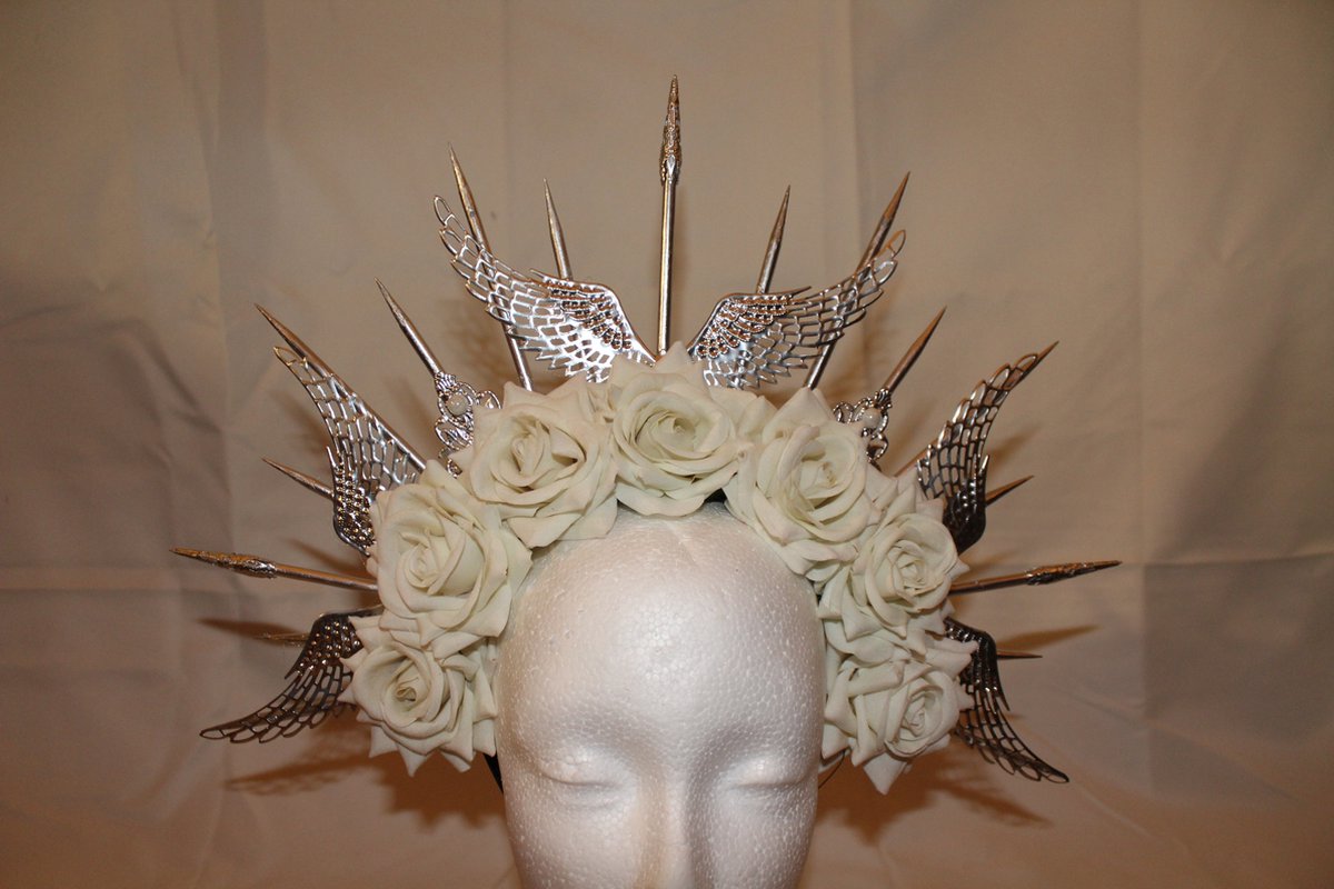 Zilver spikes met vleugels en witte rozen