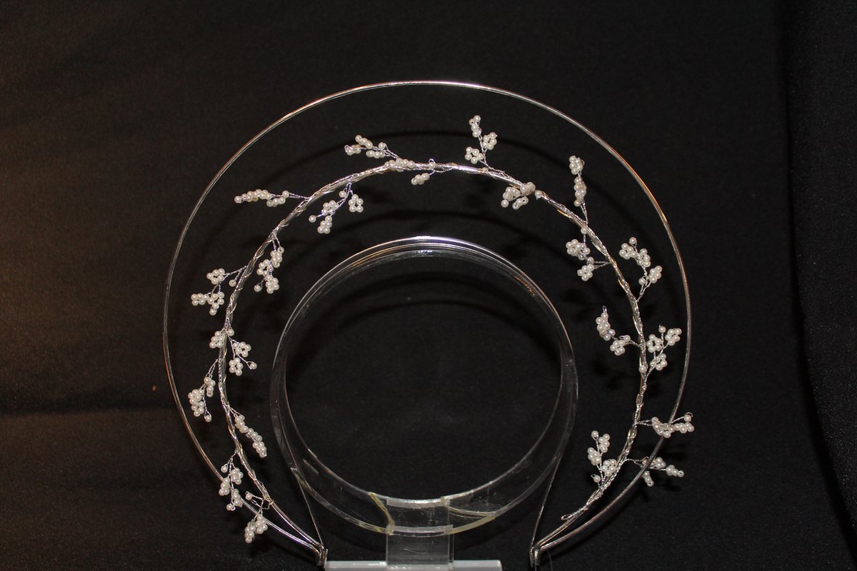 Zilveren halo met witte kraaltjes