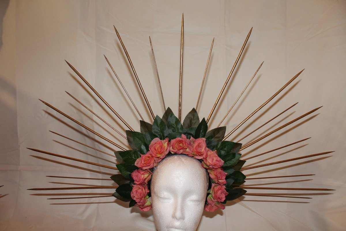 gouden spikes, groen blad en oranje/roze roosjes