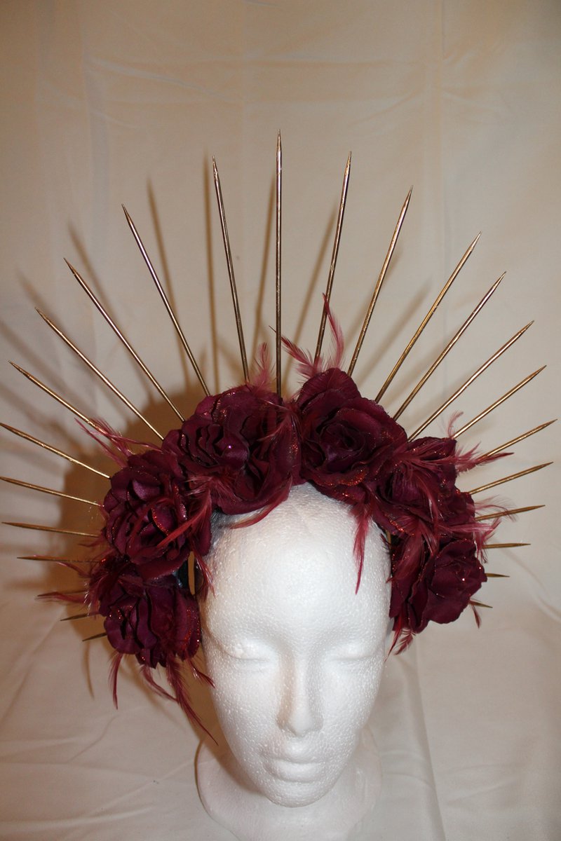 gouden spikes met rode rozen