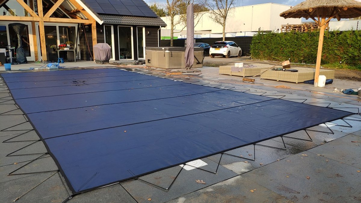 Blue poolcovers Winter Ultralight, waterdoorlatend, 97-99% Lichtdicht, BLAUW, afm. 6,5 x 12,5 m voor bad 6 x 12 m.